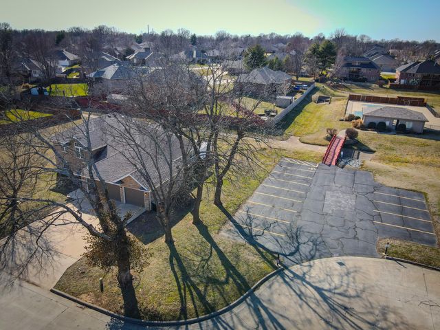 2401 S April Avenue, Springfield, MO 65807