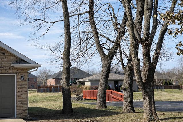 2401 S April Avenue, Springfield, MO 65807