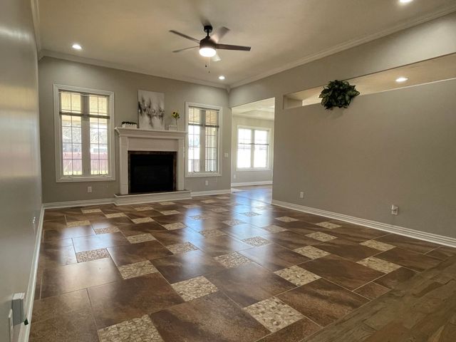 2401 S April Avenue, Springfield, MO 65807