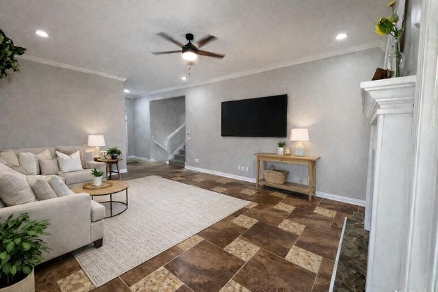 2401 S April Avenue, Springfield, MO 65807