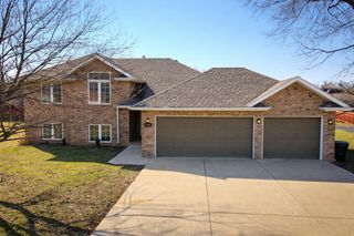 2401 S April Avenue, Springfield, MO 65807