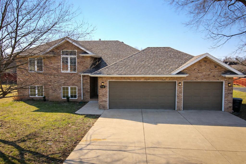 2401 S April Avenue, Springfield, MO 65807