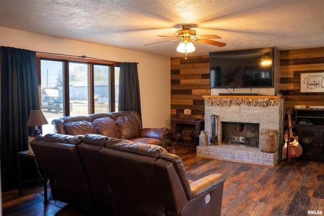 505 5TH Avenue, Camanche, IA 52730