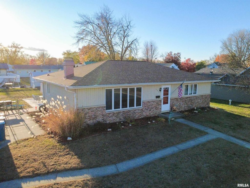 505 5TH Avenue, Camanche, IA 52730