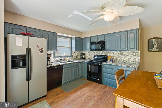 126 MOUNTAIN VIEW DR, Enola, PA 17025