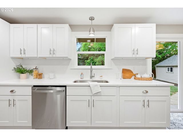5325 Se HULL Ave, Milwaukie, OR 97267