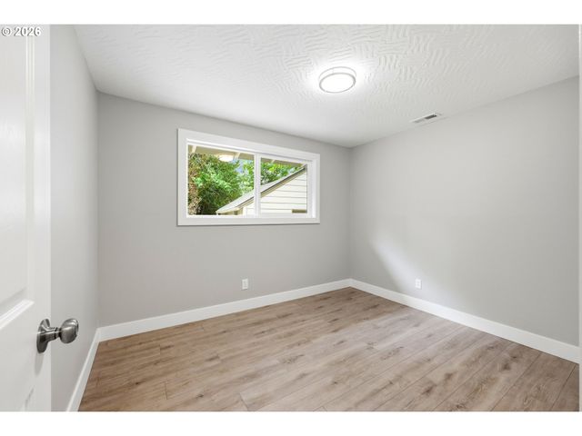 5325 Se HULL Ave, Milwaukie, OR 97267