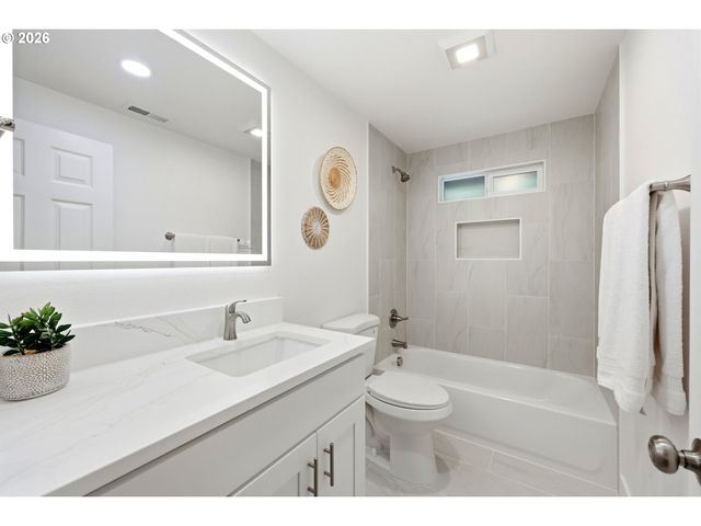 5325 Se HULL Ave, Milwaukie, OR 97267