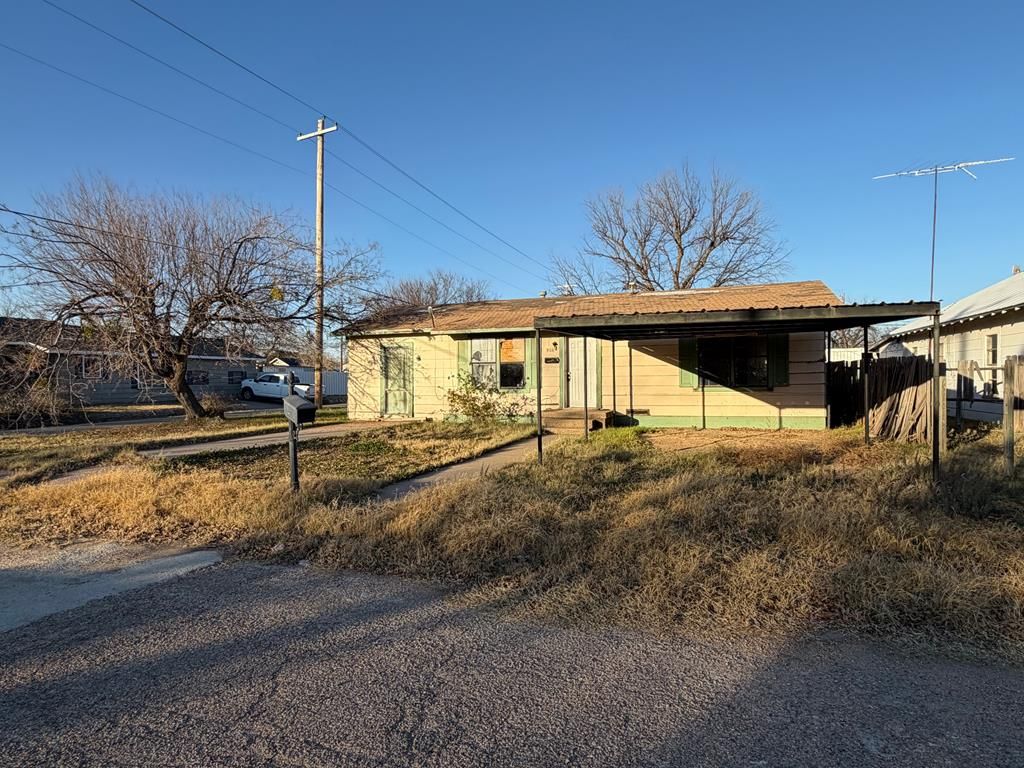 Image 1 of property listing at 908 N 10th St, Ballinger, TX 76821
