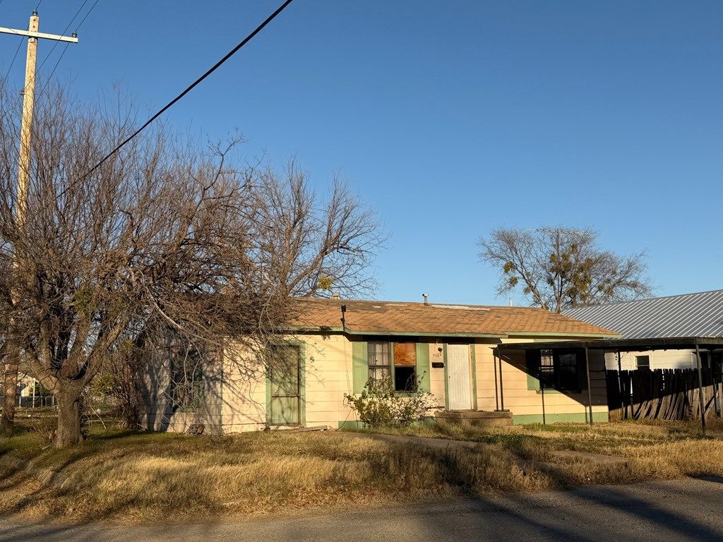 Image 3 of property listing at 908 N 10th St, Ballinger, TX 76821