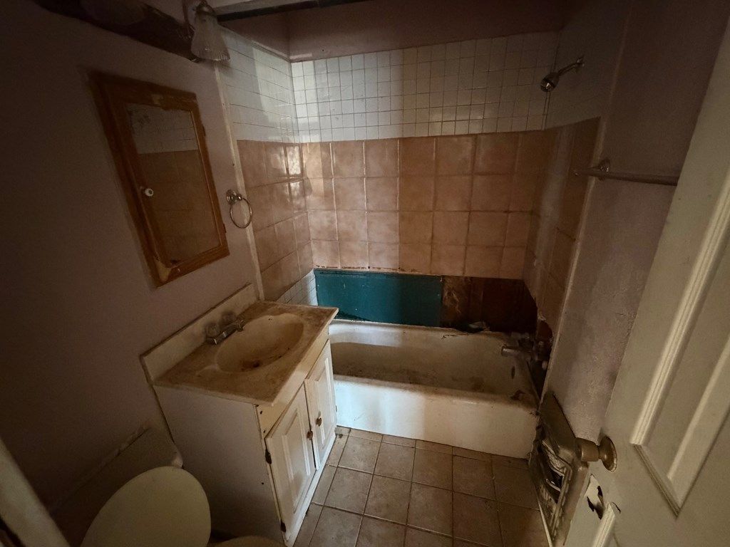 Image 7 of property listing at 908 N 10th St, Ballinger, TX 76821