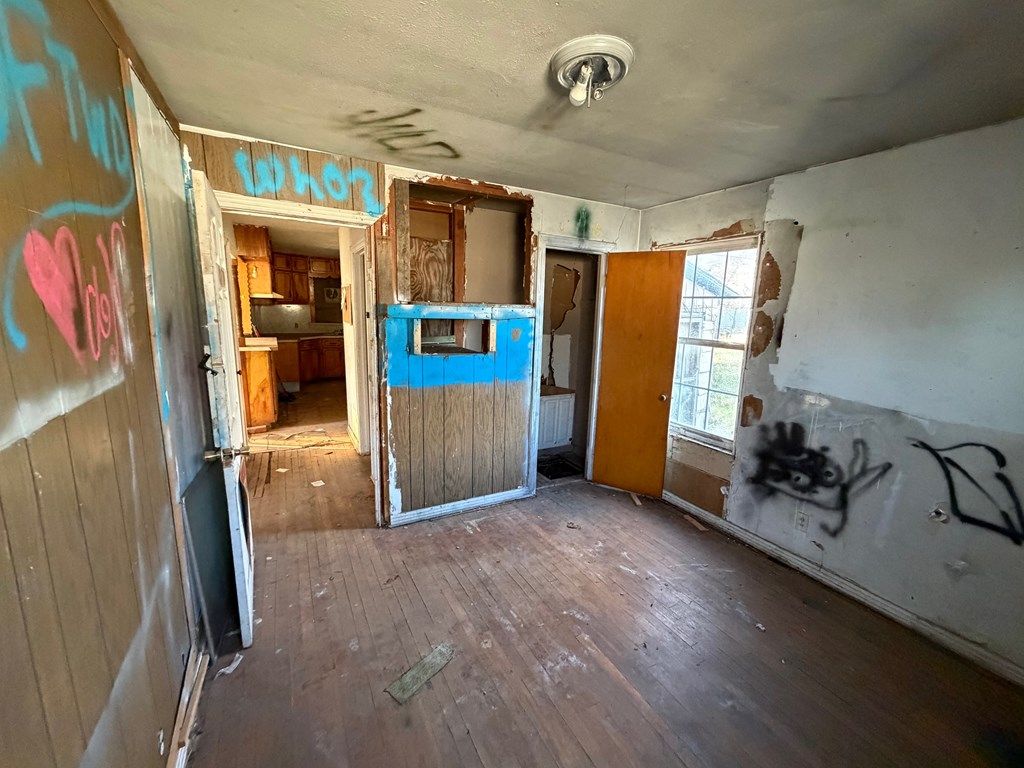 Image 8 of property listing at 908 N 10th St, Ballinger, TX 76821