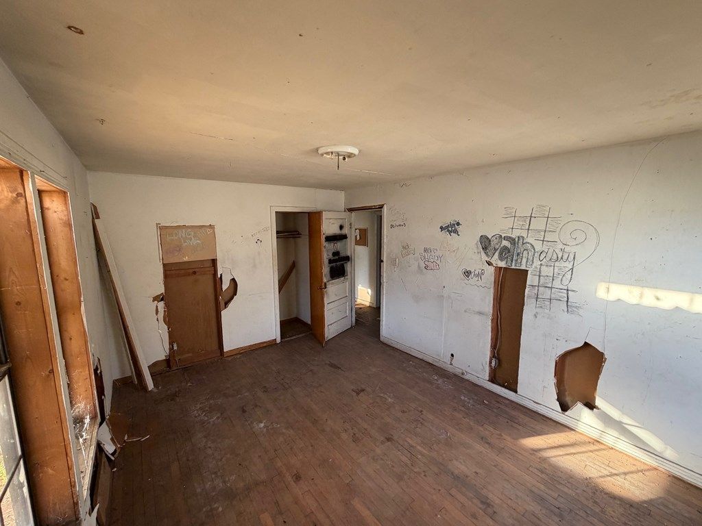 Image 9 of property listing at 908 N 10th St, Ballinger, TX 76821