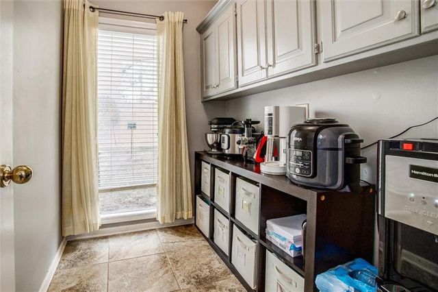 46 NE Shoreview Drive, Lee's Summit, MO 64064