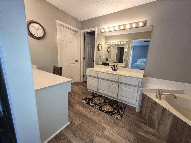 46 NE Shoreview Drive, Lee's Summit, MO 64064