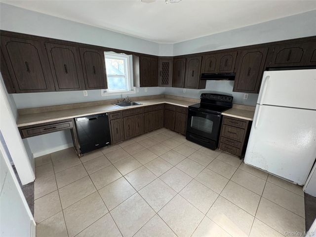 16 Linden Street, Coram, NY 11727