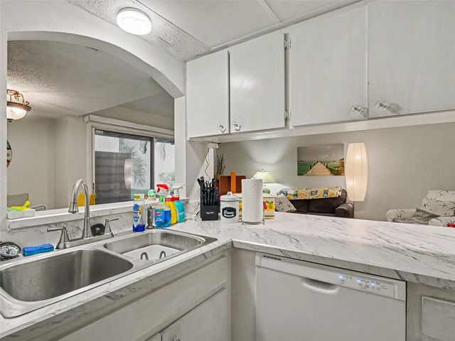 908 BYRON LANE 6, Sarasota, FL 34243