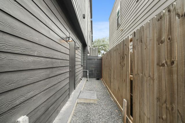 319 N Nagle Street, Houston, TX 77003