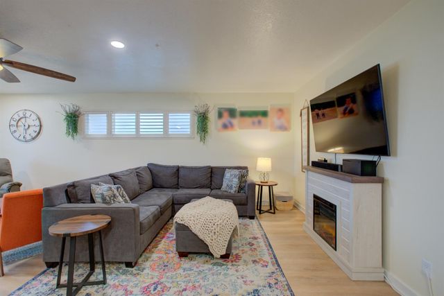 1748 Mulberry Way, Hughson, CA 95326