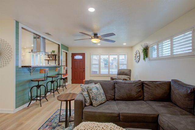 1748 Mulberry Way, Hughson, CA 95326