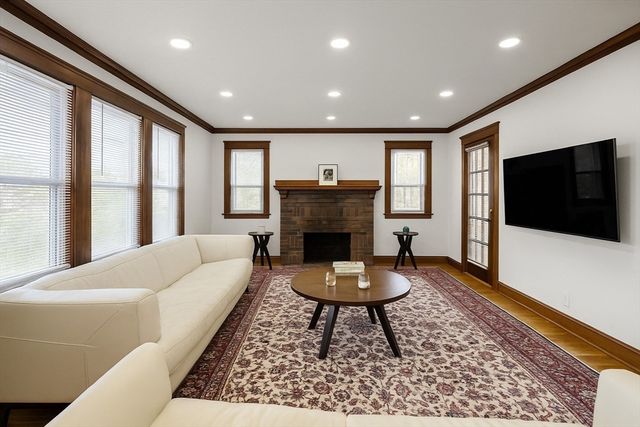 56 Edgecliff Rd 1, Watertown, MA 02472