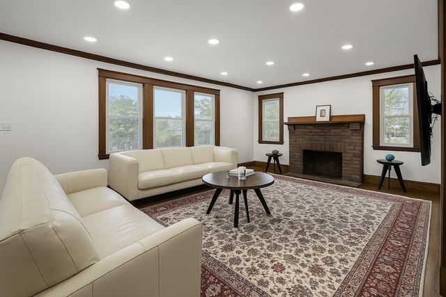 56 Edgecliff Rd 1, Watertown, MA 02472