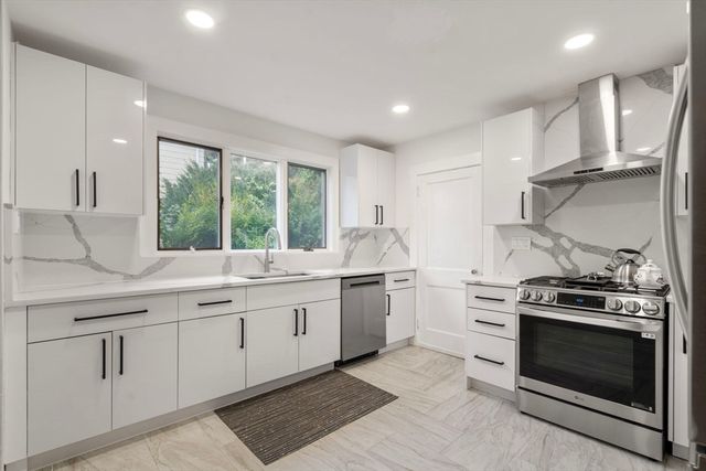 56 Edgecliff Rd 1, Watertown, MA 02472