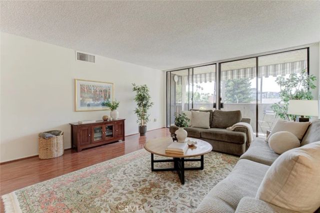125 W Mountain Street 102, Glendale, CA 91202
