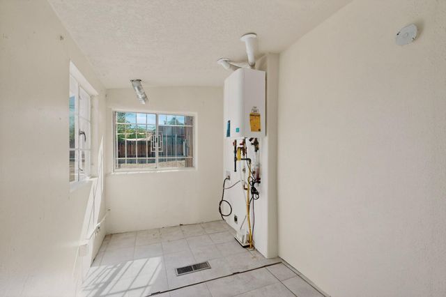 2905 Burton Avenue SE, Albuquerque, NM 87106