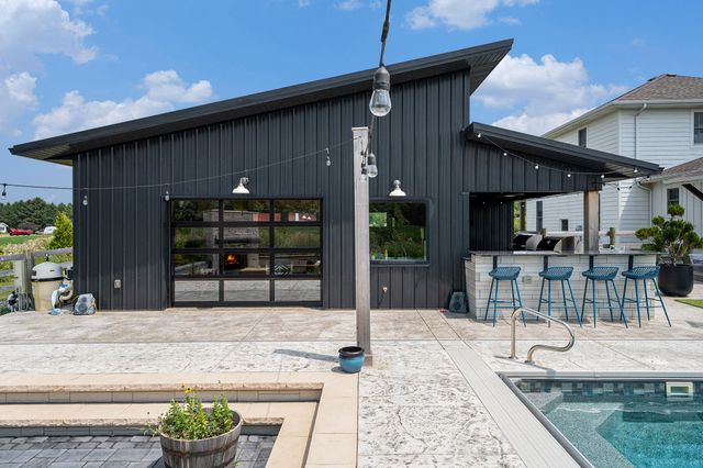 84 S 410 W, Valparaiso, IN 46385