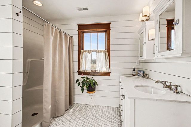 84 S 410 W, Valparaiso, IN 46385