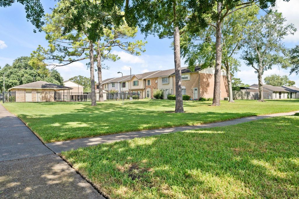 3836 Laura Leigh Drive, Friendswood, TX 77546