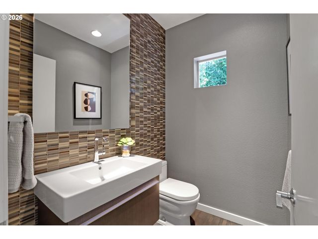 5144 Sw HEWETT Blvd, Portland, OR 97221