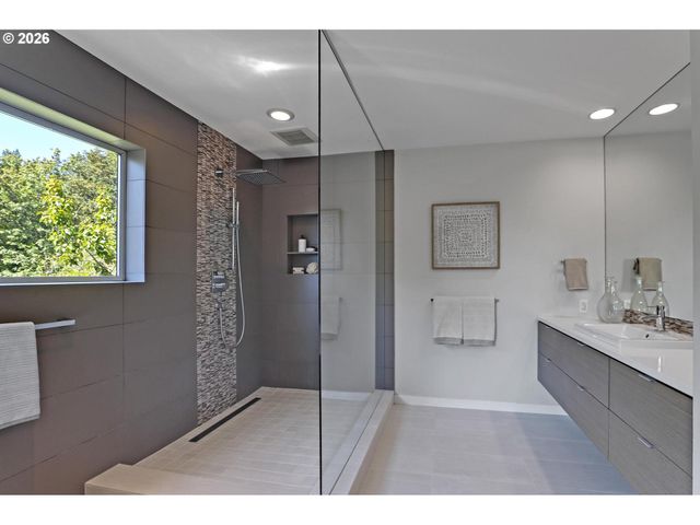 5144 Sw HEWETT Blvd, Portland, OR 97221
