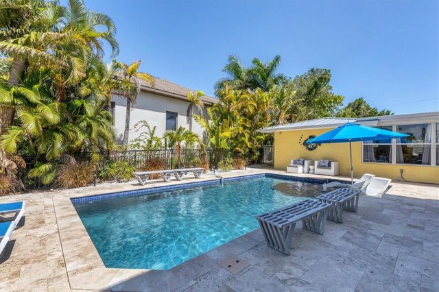 301 AVENIDA MADERA A, Sarasota, FL 34242