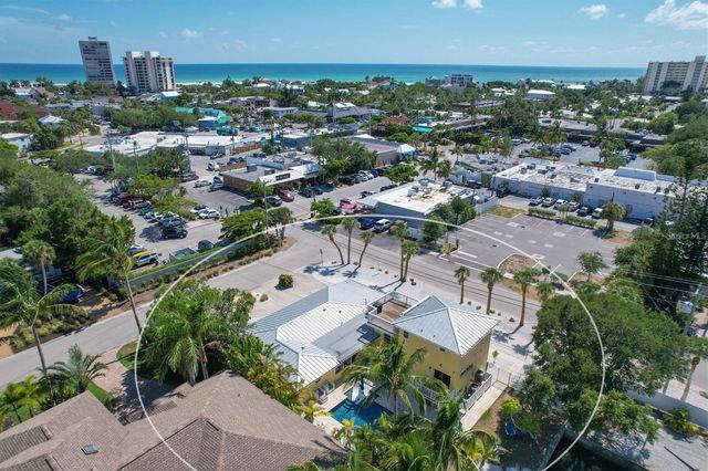 301 AVENIDA MADERA A, Sarasota, FL 34242