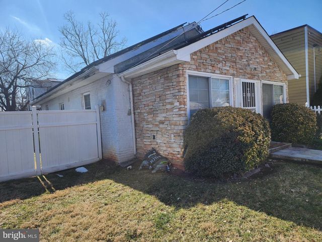 5221 CALL PL SE, Washington, DC 20019