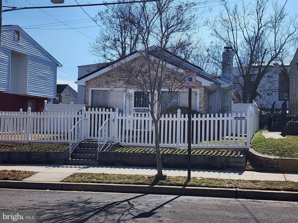 5221 CALL PL SE, Washington, DC 20019