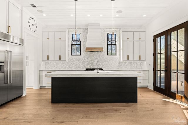 518 Navy Cove Blvd, Gulf Breeze, FL 32561