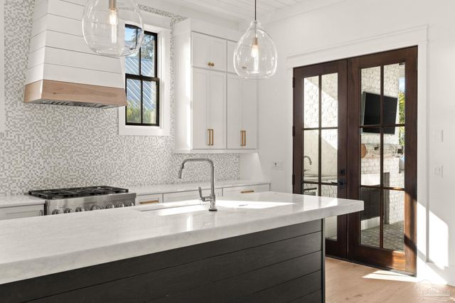 518 Navy Cove Blvd, Gulf Breeze, FL 32561