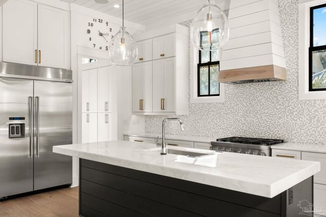 518 Navy Cove Blvd, Gulf Breeze, FL 32561