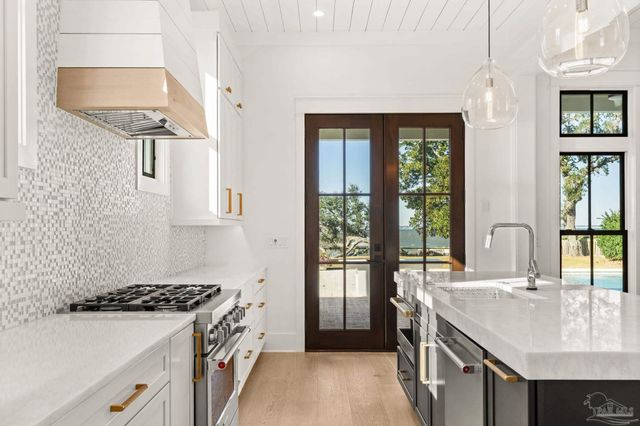 518 Navy Cove Blvd, Gulf Breeze, FL 32561