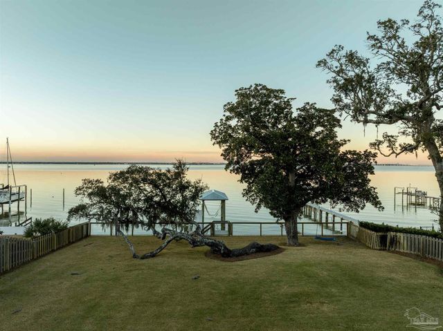 518 Navy Cove Blvd, Gulf Breeze, FL 32561