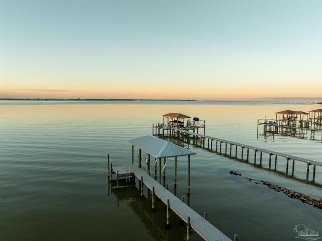 518 Navy Cove Blvd, Gulf Breeze, FL 32561