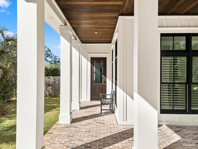 518 Navy Cove Blvd, Gulf Breeze, FL 32561