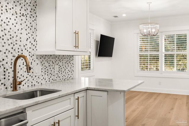 518 Navy Cove Blvd, Gulf Breeze, FL 32561