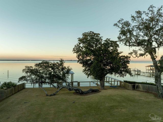 518 Navy Cove Blvd, Gulf Breeze, FL 32561