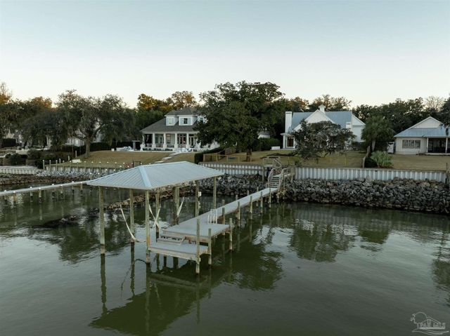 518 Navy Cove Blvd, Gulf Breeze, FL 32561