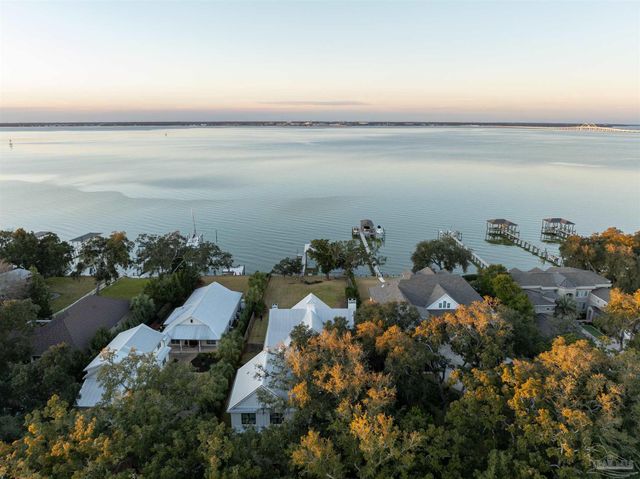518 Navy Cove Blvd, Gulf Breeze, FL 32561