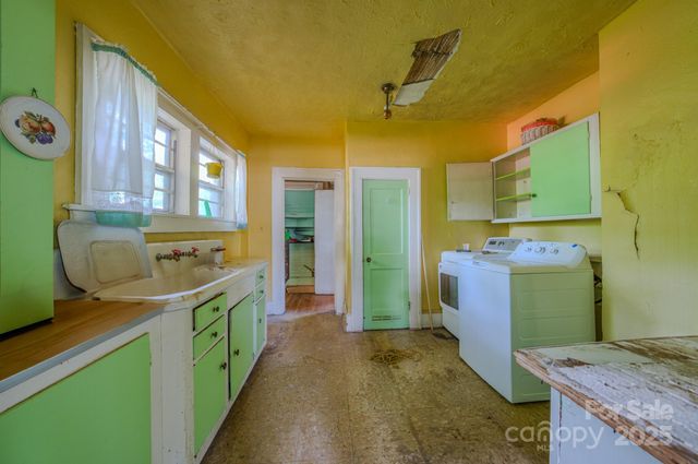 69 Austin Avenue, Asheville, NC 28801